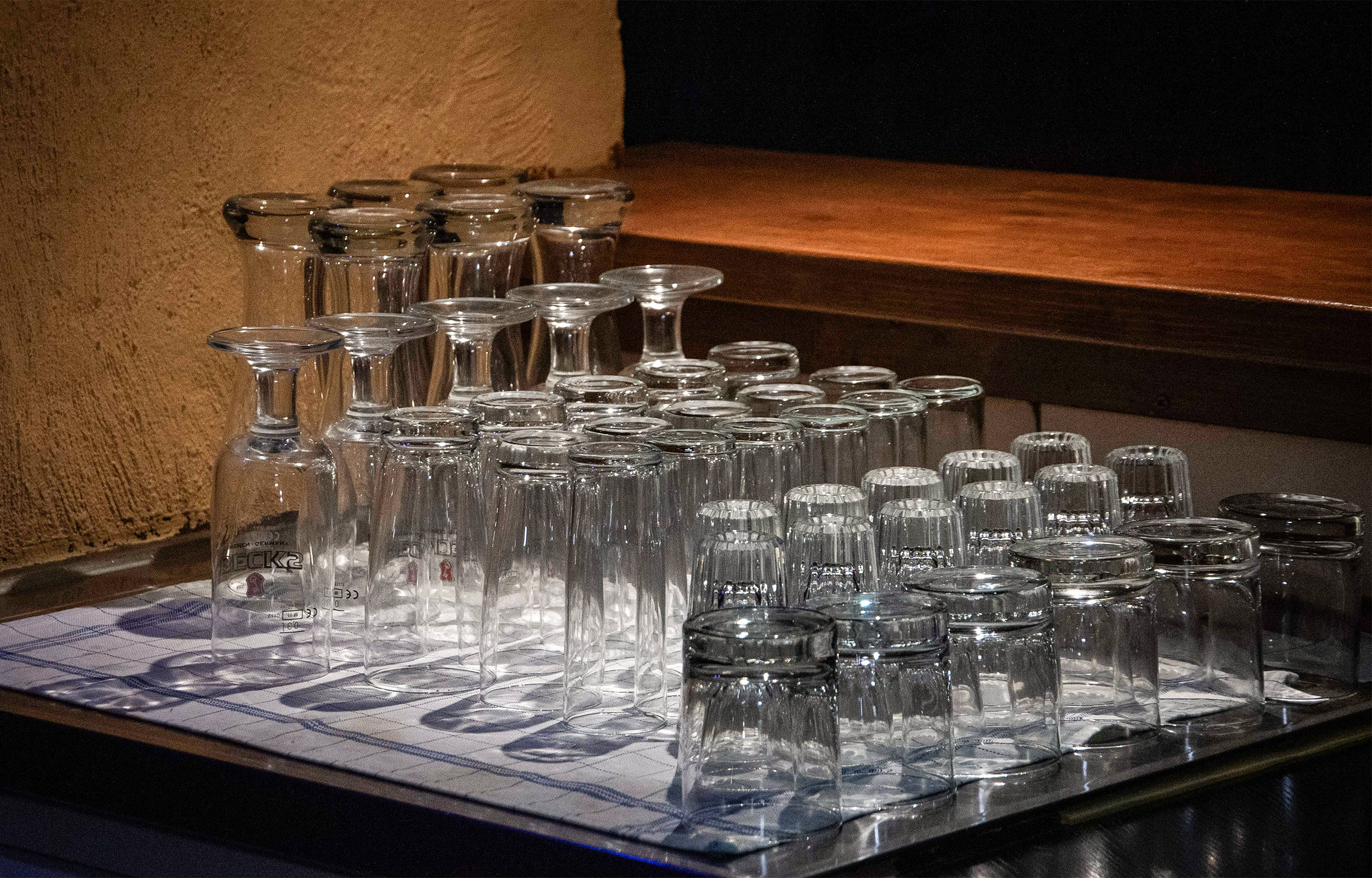 Ordnung muss sein:  Bier, Schnaps und Longdrinks bekommen ihr eigenes Glas. Hinter der Theke des „Ei's“ ist es aufgeräumt, wenn der Betrieb losgeht.