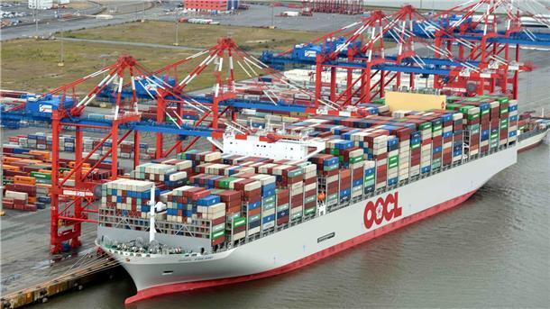 Containerschiff Hafen Wasser OOCL Finland