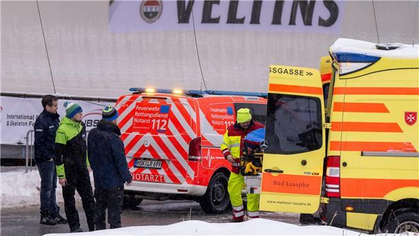 Ärzte versorgen in Winterberg den Anschieber eines Spurbobs, der während der Fahrt gestürzt ist und schwer verletzt wurde.