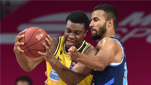 Hukporti erhält Vertrag bei New York Knicks  Ariel Hukporti (l) lebt den NBA-Traum vieler Basketballer.