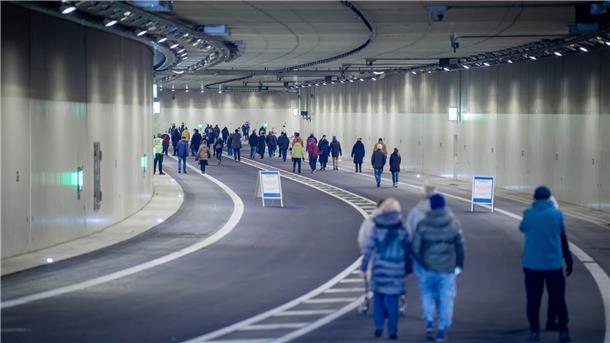 Bremerhaven feiert seinen Hafentunnel: Die schönsten Bilder von der Eröffnung  Blick auf den Tunneleingang von der Westseite an der Wurster Straße.