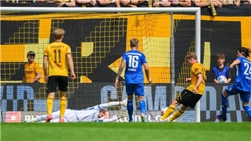  Christoph Daferner (Dynamo Dresden, 2.v.r.) erzielt das Tor zum 1:1.