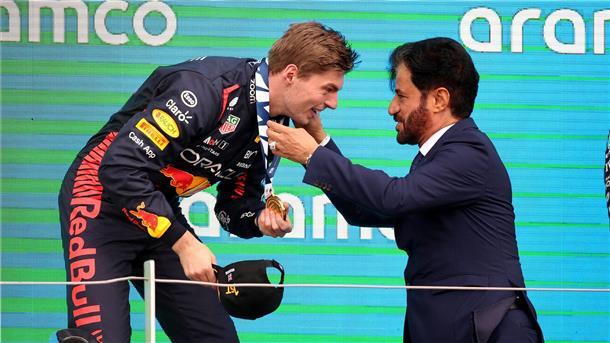 Fahrer vereint auf Kurs: Zoff ums F-Wort mit dem Fia-Boss  Da konnte Max Verstappen noch mit FIA-Präsident Mohammed Ben Sulayem lachen.