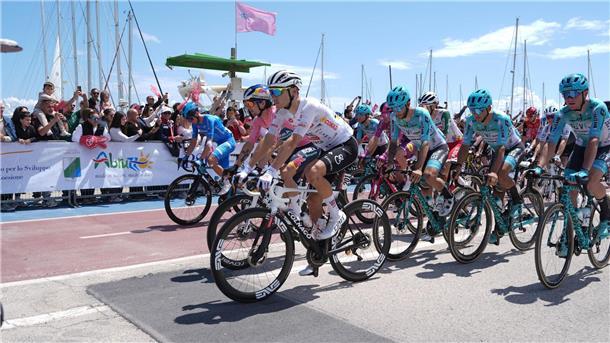 Giro: Plapp holt Etappensieg - Roglic verliert Rosa Trikot  Das Fahrerfeld wartet auf den Start.