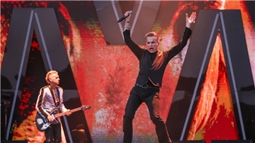  Dave Gahan (r) und Martin Gore von Depeche Mode begeisterten beim ersten norddeutschen Termin ihrer „Memento Mori Tour“ in Hamburg das Publikum mit einem Feuerwerk an Greatest Hits und den bisweilen nachdenklichen Tönen ihres aktuellen Albums.
