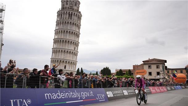 Roglic verkürzt Abstand beim Giro - Hoole mit Tagessieg  Der Däne Mads Pedersen radelt am Schiefen Turm von Pisa vorbei.