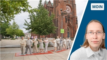 Rechts: eine Frau mit blonden Haaren, links: Betonfiguren