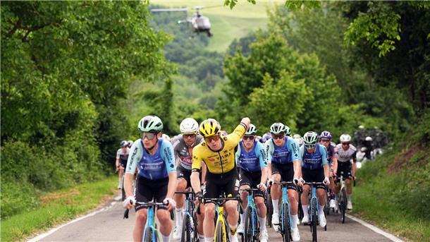 108. Giro: Kooij gewinnt zwölfte Etappe - Kanter Siebter  Die Fahrer beim 108. Giro d’Italia in Aktion.