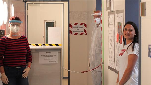  Dr. Götz Hasselberg (Zweiter von links) und die beiden MFA Tina Hudaff und Julia Peter testen pro Schicht rund 40 Personen. Sie könnten im Zevener Testzentrum jedoch deutlich mehr Abstriche schaffen.