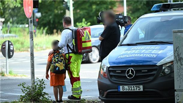 . Ein Auto ist in Berlin-Wedding in eine Menschengruppe gefahren.