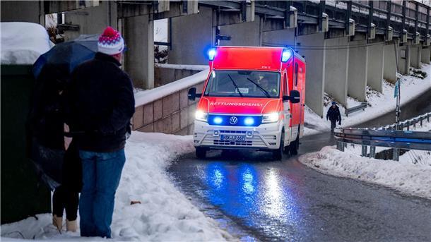 Ein Krankenwagen fährt einen schwer verletzten Bobanschieber von der Bahn in Winterberg weg. 
