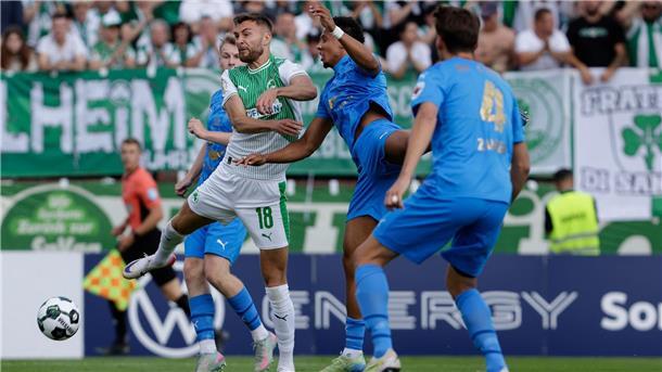 Zwei Platzverweise: Außenseiter Lohne verliert gegen Fürth  Fürths Stürmer Felix Higl (l) wird von gleich zwei Lohnern bedrängt.