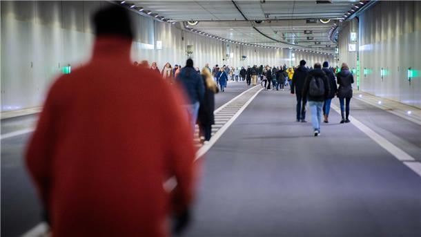 Bremerhaven feiert seinen Hafentunnel: Die schönsten Bilder von der Eröffnung  Hunderte Besucher nutzten die Chance, einmal durch den Tunnel zu spazieren.