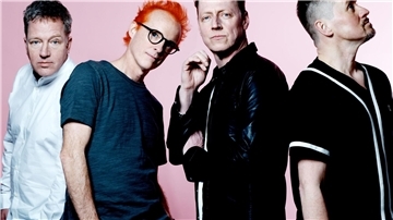  „L.A. Times“ heißt das neue Album von Travis. Die Bandbesetzung ist seit ihrer ersten, damals kaum beachteten Single „All I Want to Do Is Rock“ aus dem Jahr 1996 konstant geblieben. 