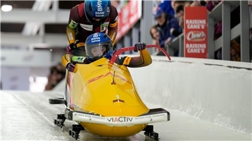  Laura Nolte (vorne) und Deborah Levi stehen vor ihrem ersten WM-Titel im Zweierbob.