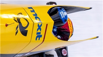  Lisa Buckwitz (vorn) und Kira Lipperheide gewinnen in Winterberg im Zweierbob.