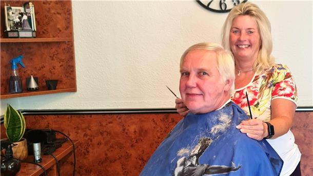 30 Jahre Haar-Studio-Lunestedt: Matina Söhl lädt zum Sektempfang  Matina Söhl schneidet seit 30 Jahren vielen Kunden die Haare.