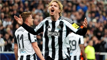  Nick Woltemade feiert mit Newcastle United den Sieg gegen Benfica Lissabon
