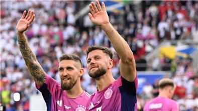  Niclas Füllkrug (rechts) und Robert Andrich winken nach Sieg gegen Ungarn ins Publikum. Torjäger Füllkrug hadert nicht mit seiner Rolle als Ersatzspieler. 