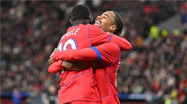  Ousmane Dembele (l) traf für Paris beim überlegenen Sieg in Leverkusen.
