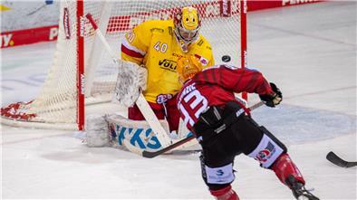 Fischtown Pinguins wieder eindrucksvoll: 4:2 gegen die Düsseldorfer EG  Skyler McKenzie mit Zug zum Tor - und der Schuss sitzt. Hier fällt das 1:0 für Bremerhaven.