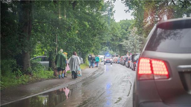Deichbrand 2023 ertrinkt: REGEN und SCHLAMM ohne Ende (Fotos) ... und die Straßen in Wanhöden sind voll.