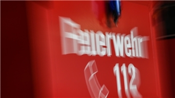 09.09.2020, Brandenburg, Potsdam: Ein Feuerwehrfahrzeug mit dem Schriftzug "Feuerwehr 112" steht in der Hauptwache der Berufsfeuerwehr Potsdam (Wischeffekt durch Langzeitbelichtung). Brandenburg beteiligt sich am ersten bundesweiten Warntag am 10. September. Um 11.00 Uhr wird flächendeckend Alarm über Sirenen, WarnApps sowie Radio- und Fernsehsender gegeben, unter anderem ausgelöst von der Integrierten Regionalleitestelle Nordwest in Potsdam. Foto: Jens Kalaene/dpa-Zentrealbild/dpa +++ dpa-Bildfunk +++