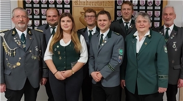 1. Vorsitzender und Präsident Udo Stuhlemmer (von links) freut sich mit den neu- und wiedergewählten Vorstandsmitgliedern: 1. Schießwart Niklas Meyer, Kira Obst vom Festausschuss, 1. Kassenwart Eike Walter Viebrock, 2. Kommandeur Maik Schmidt,
2. Kassenwart Dan Ringen, 2. Vorsitzende Birke Meyer und Kassenprüfer Bernhard Damaschke.