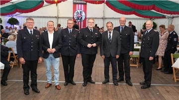 Das Foto zeigte die Ehrengäste beim Festakt.  