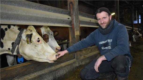 100 Kühe hat Milchbauer Sven von Glahn im Stall, weitere 100 Kälber kommen hinzu. Wegen der sich verschärfenden Umweltauflagen musste er die Tierzahl herunterfahren.