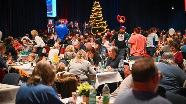 1000 Bedürftige waren in der Stadthalle Bremerhaven zum Nikolausessen eingeladen.