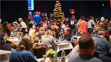 1000 Bedürftige waren in der Stadthalle Bremerhaven zum Nikolausessen eingeladen.