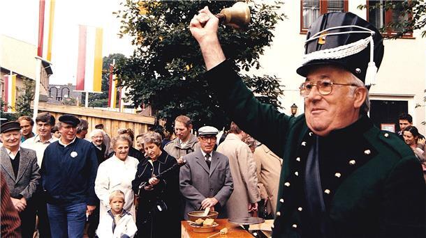 1000 Jahre Zeven am 7. September 1986: Als fescher, uniformierter Ausrufer lässt Cheforganisator Reinhold Reyl den illustren Festumzug mit über 1000 Mitwirkenden in historischen Kostümen durch die gesamte Innenstadt paradieren.