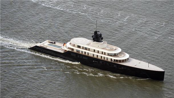 Mit Zwölf-Meter-Pool auf dem Achterdeck: Megayacht sticht von Bremerhaven in See