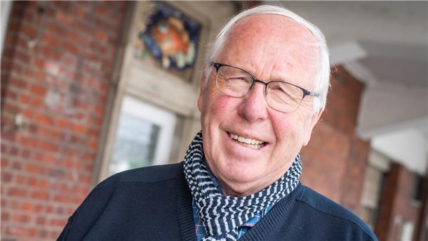 Heino Brockhage - Mann mit grauen Haaren und Brille.