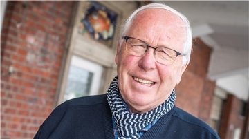 Heino Brockhage - Mann mit grauen Haaren und Brille.