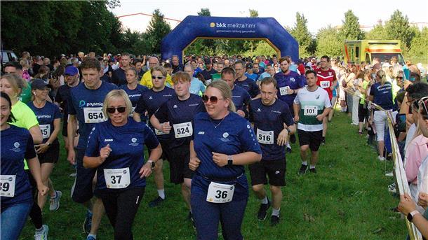Zahlreiche Läufer starten beim Nordsee-Firmenlauf.