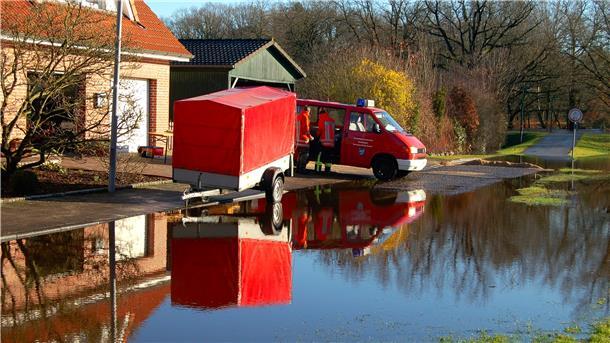 Das Hochwasser überschwemmt die Straße.