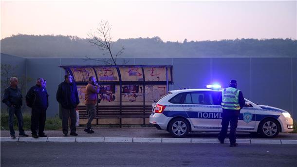 Wieder acht Tote nach Schüssen in Serbien 13 weitere Personen wurden bei dem Vorfall im Dorf Dubona, 50 Kilometer südöstlich von Belgrad, verletzt, wie die staatliche Nachrichtenagentur Tanjug berichtete.