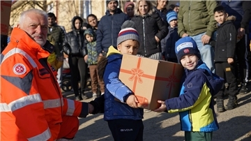 131 Pakete sammelten die Schülerinnen und Schüler der BBS Bersenbrück für Bedürftige in der Ukraine. Der Transport erfolgte über die Johanniter-Weihnachtstrucker.