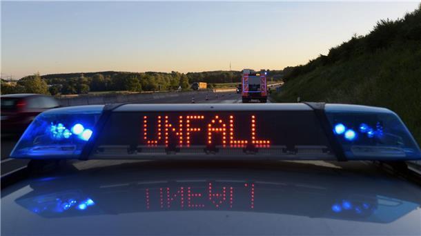 Weniger Verkehrsunfälle - aber Zahl der Toten gestiegen 1.322 Menschen sind im ersten Halbjahr bei Verkehrsunfällen ums Leben gekommen, wie aus einer vorläufigen Statistik hervorgeht. (Symbobild).