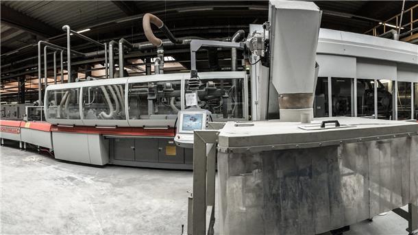 135 Meter lang ist ein Ofen in der Fabrik von Nordceram im Fischereihafen. Hier werden normalerweise rund um die Uhr Wand- und Bodenfliesen hergestellt.