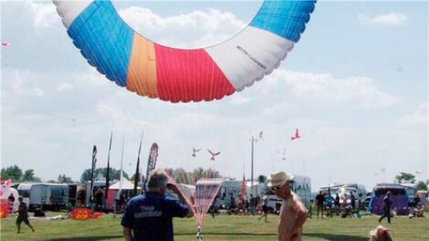 Es wird eine Bol gezeigt. Das Windspiel hat einen Durchmesser von 14 Meter.