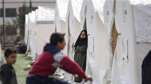 Erdogan will Wahlrecht von Erdbebenopfern sichern 1,5 Millionen Menschen aus der türkischen Erdbebenregion leben derzeit in Zelten - Zehntausende weitere in Containern und Hotels.