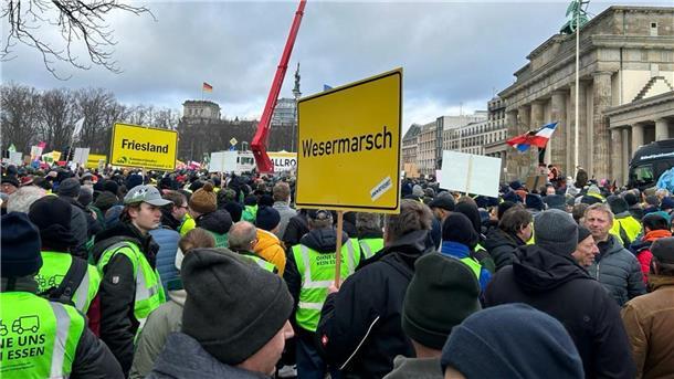 Bauernproteste: So unterstützen die Landwirte aus unserer Region die Großdemo 150 Landwirte aus den Landkreisen Wesermarsch, Friesland und Ammerland haben an der Demo in Berlin teilgenommen. Sie sind schon früh am Morgen in Richtung Bundeshauptstadt aufgebrochen.