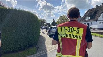 Einsatzkräfte bei einer Granatensprengung