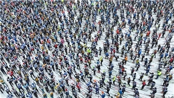 16.000 Teilnehmer kurz vor Beginn der 100. Ausgabe des Skilanglaufrennens.