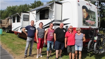 17 „American Motorhomes“, amerikanische Wohnmobile, konnten in Wehdel auf dem Campingplatz Silbersee bestaunt werden. Die Zeit unter Gleichgesinnten und Freunden genossen (von links): Marko Schwanfelder, Martina Krämer (Campingplatz-Betreiberpaar), Dirk Pethig (Mitorganisator), Markus Behrends (Hauptorganisator) sowie Holger und Christiane Fleige (Eigentümer des Monaco-Wohnmobils).