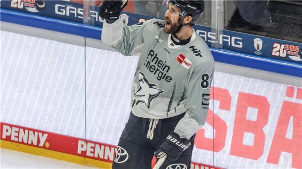 Aufsteiger Dresden überrascht mit spektakulären Transfers 17.04.2025, Berlin: Eishockey: DEL, Eisbären Berlin - Kölner Haie, Meisterschaftsrunde, Finale, 1. Spieltag, Uber Arena. Alexandre Grenier von Kölner Haie trifft zum 1:1 und jubelt zu seinen Mannschaftskollegen. Foto: Andreas Gora/dpa +++ dpa-Bildfunk +++