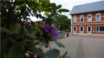 1903 wurde das herrschaftliche Haus im Stile des Historismus erbaut. Fast 100 Jahre lang residierte hier die Post. Nun wird links neben dem Gebäude eine Veranstaltungsterrasse gebaut.